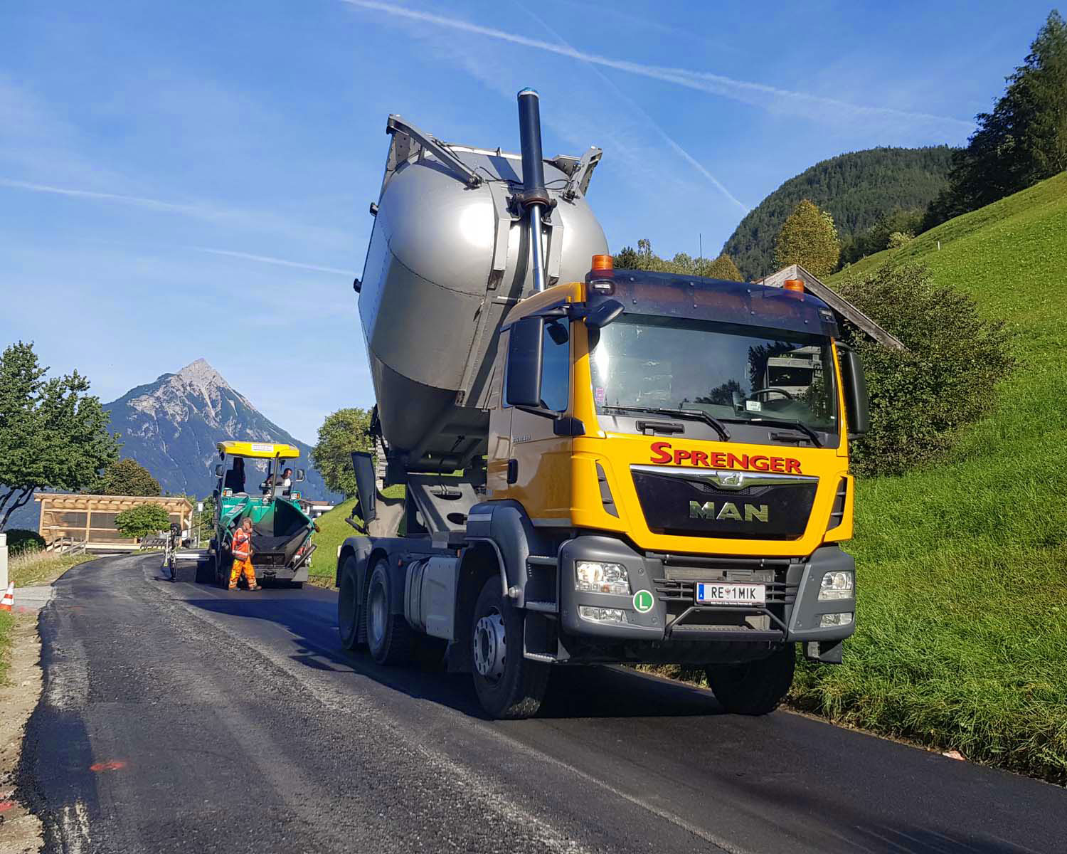 LKW 3-Achser mit Wechselsystem (Asphaltmulde & Kippsattelanhänger) gallery